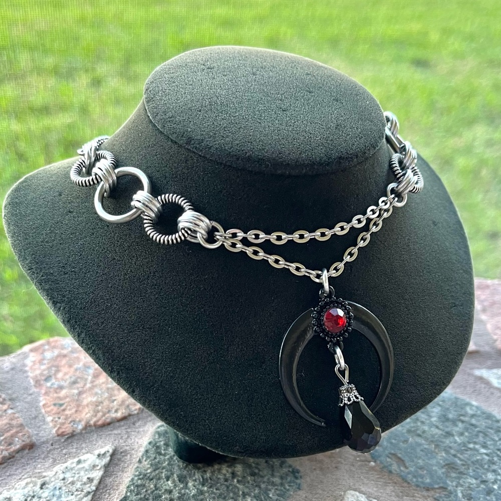 Handmade maille choker necklace black up side down moon lunula red & black stone - Picture 7 of 14